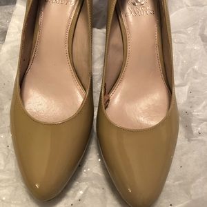 EUC Vince Camuto Beige Patent Leather Heel Shoe 38 8 3 in heel